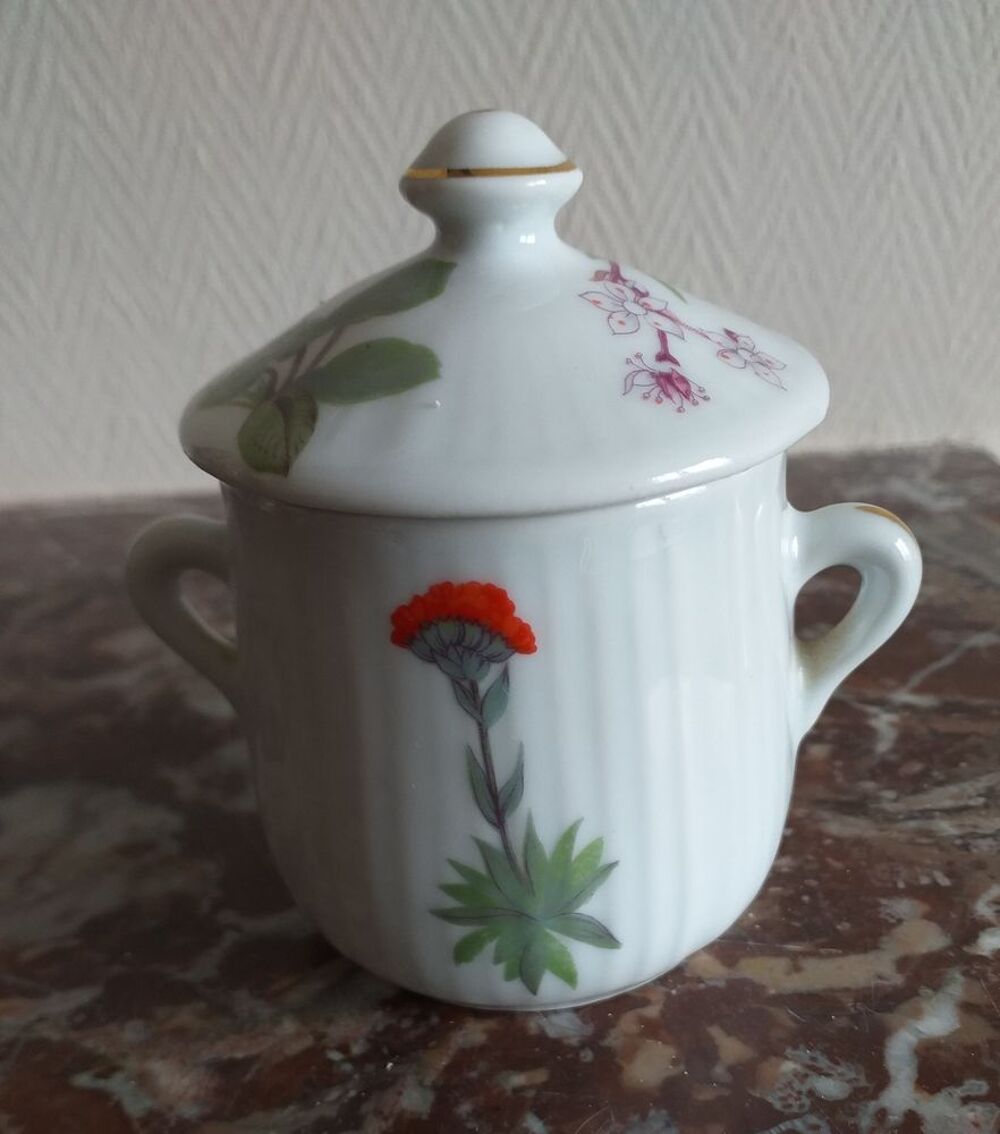 Petit pot couvert avec anses, haute porcelaine du Berry L lourioux Décoration