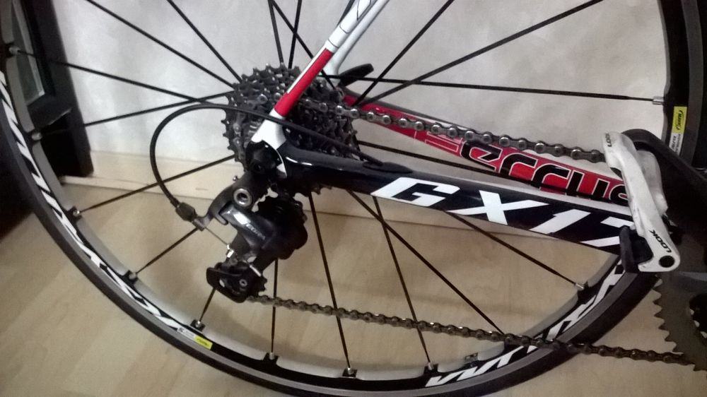 V&eacute;lo de route Ferrus blanc/noir taille 52 cadre carbone
Vélos