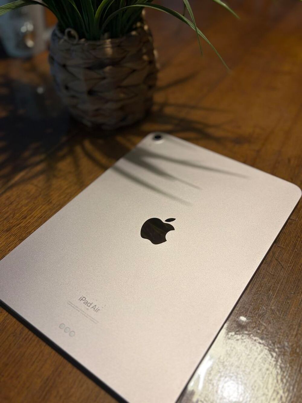 Apple iPad Air 5? g&eacute;n&eacute;ration ? Neuf avec stylet + recharge + Téléphones et tablettes