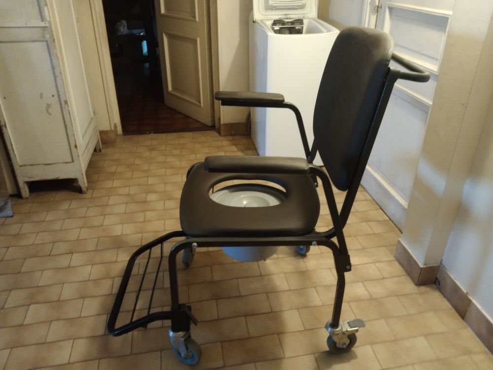 CHAISE PERCEE POUR PERSONNE A MOBILITE REDUITE Meubles