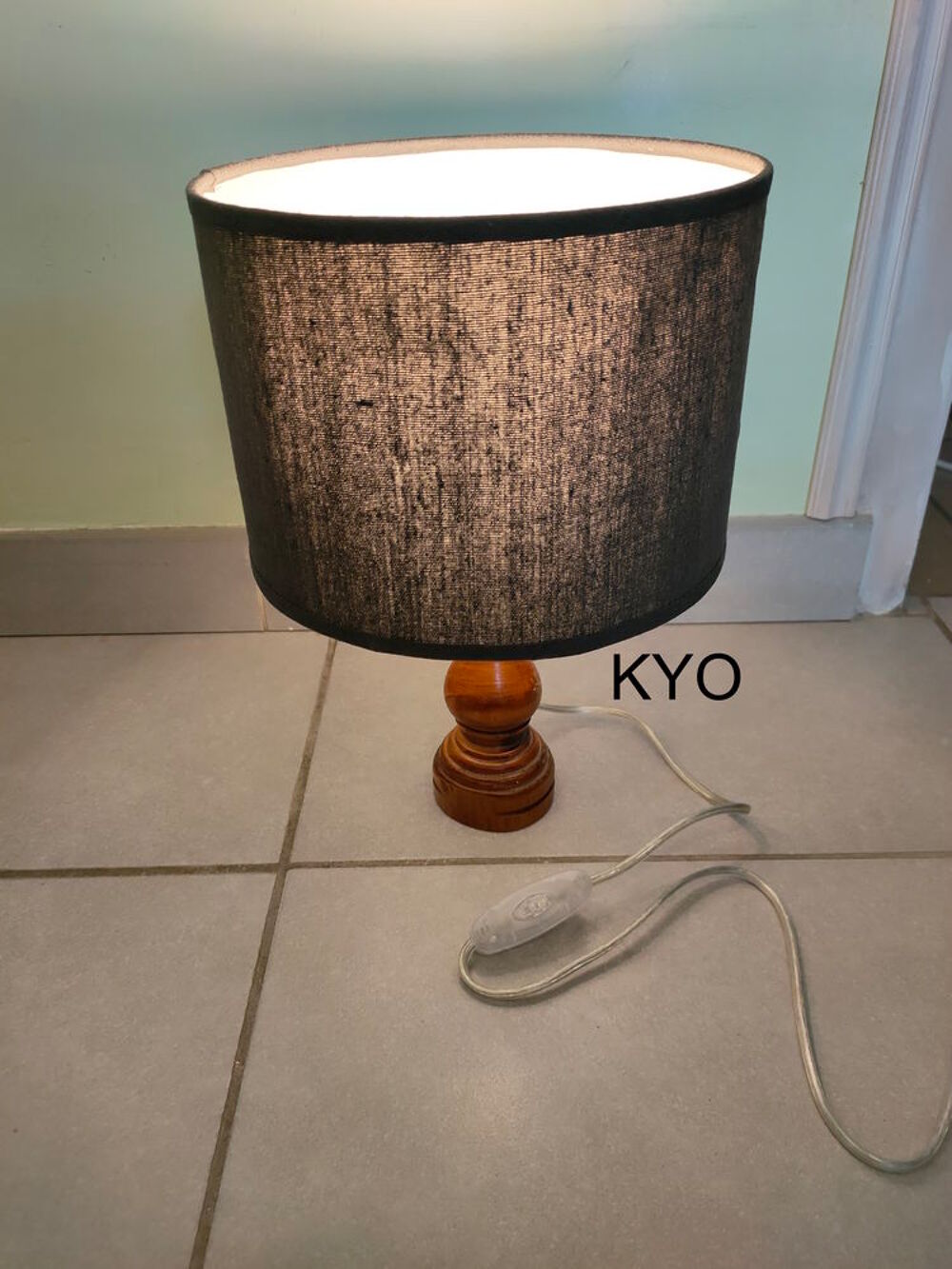 Lampe chevet rond tube bois &agrave; poser, abat-jour gris tissu Décoration