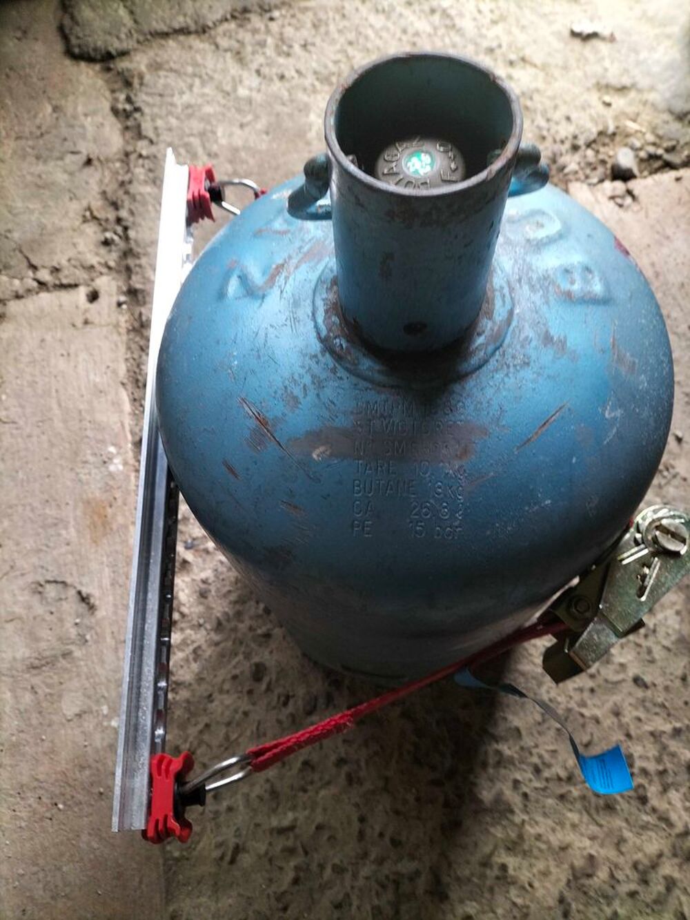 fixation bouteille de gaz 13 kg Bricolage