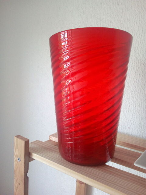 Vase verre travaill relief rouge 5 Besanon (25)