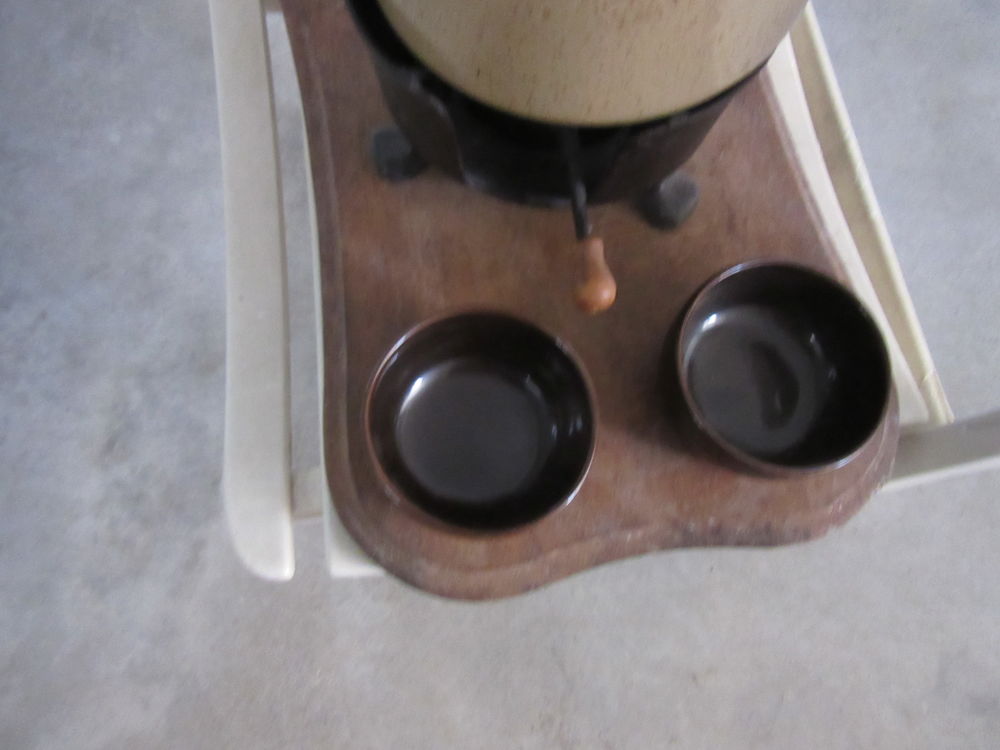 appareil &agrave; fondue en fonte, planche et 3 pots pour sauces Electromnager