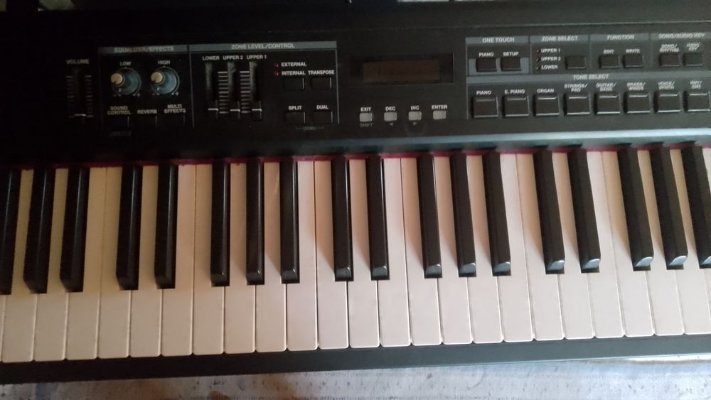 Superbe piano num&eacute;rique Roland Instruments de musique