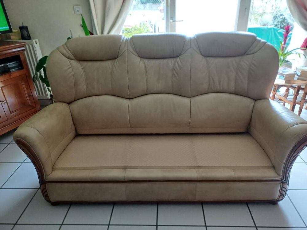 CANAPE CUIR TROIS PLACES TRES TRES BON ETAT Meubles