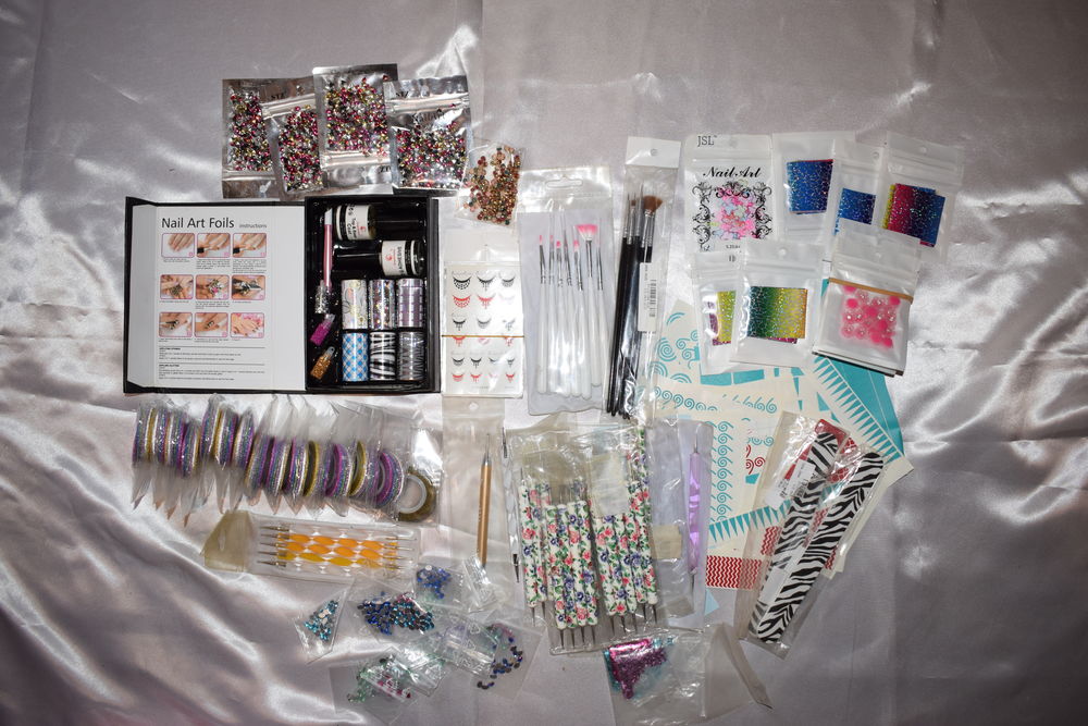 Lot nail art mat&eacute;riel et d&eacute;coration Bijoux et montres