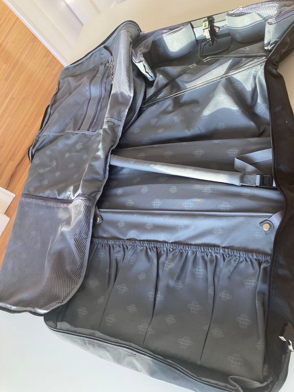 bagageri de voyage BMW avec porte costume repliable Maroquinerie
