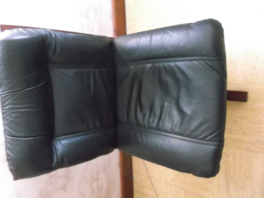fauteuil genre relax en cuir noir pieds en bois Meubles