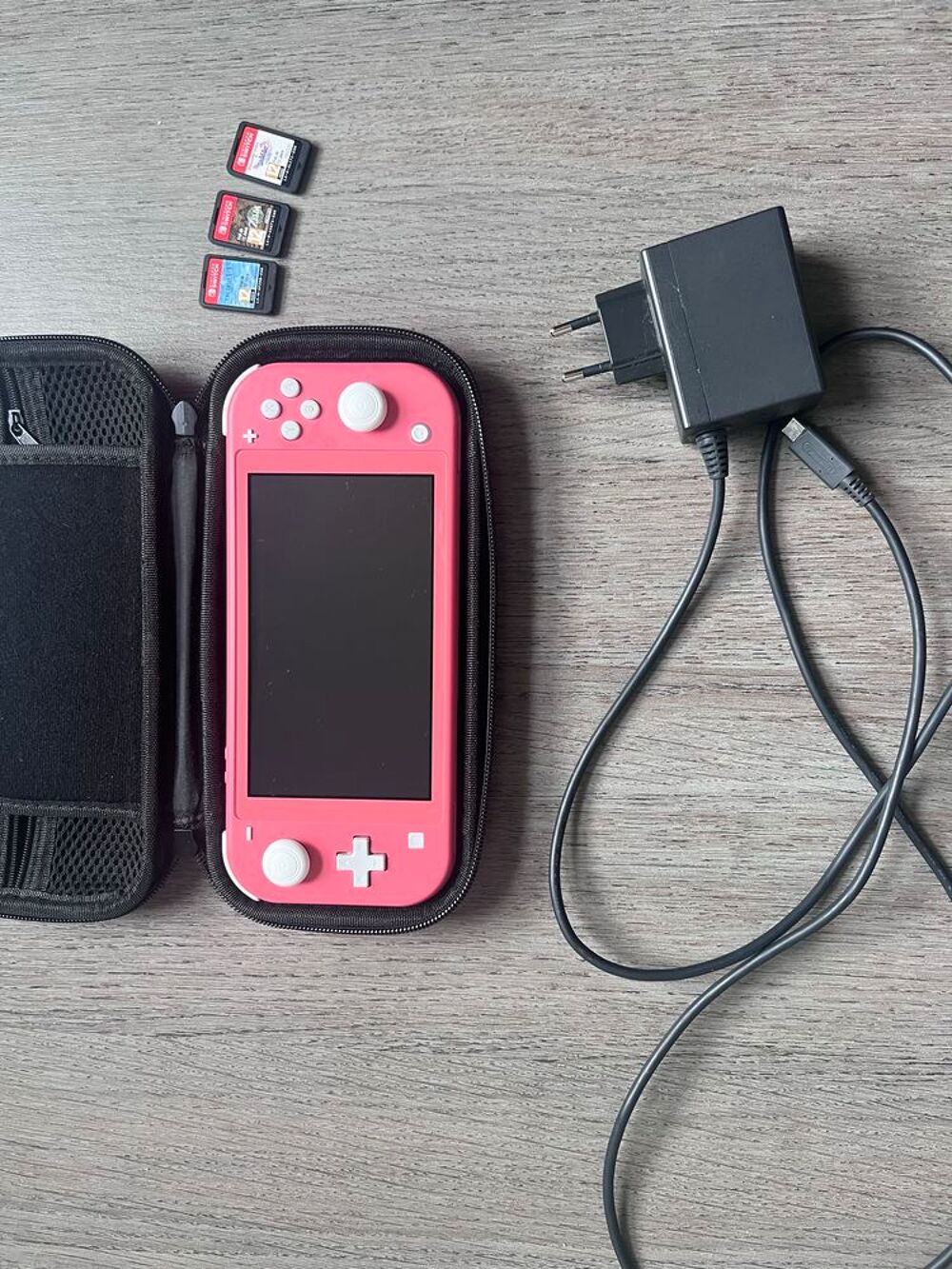 Nintendo Switch Lite �" Tr&egrave;s bon &eacute;tat + Etui + Chargeur + 3 jeux d&eacute;mat&eacute;rialis&eacute;s Consoles et jeux vid�os