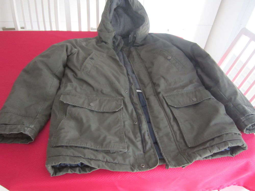 Une parka de couleur noire (homme) Vêtements enfants