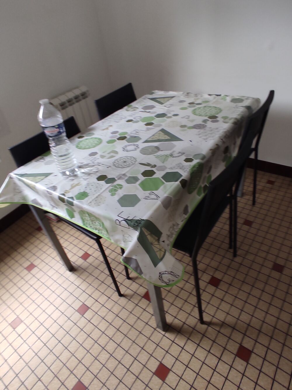 Table rectangulaire en verre et 4 chaises Meubles