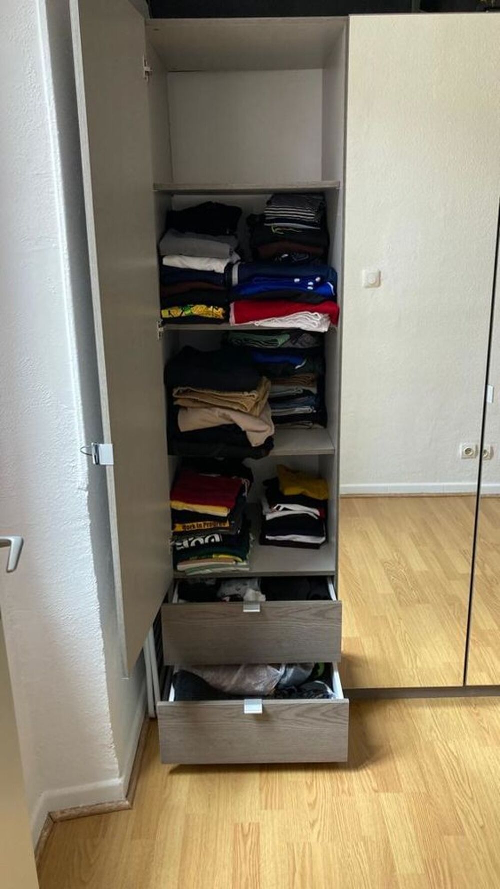 Armoire quasi neuf, tr&egrave;s bon &eacute;tat Meubles