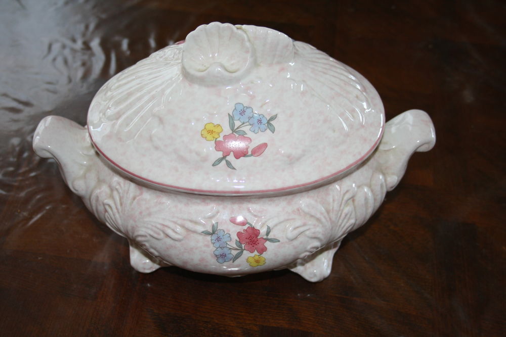 Soupi&egrave;re en faience Décoration