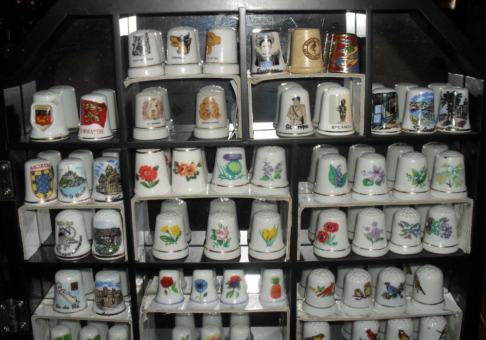 85 d&eacute;s &agrave; coudre de collection dans une vitrine. 