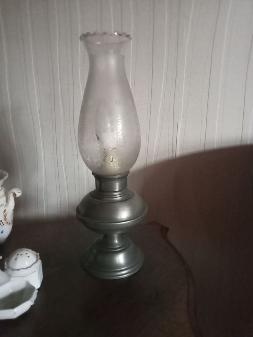 Lampe ancienne sur pied en &eacute;tain D�coration