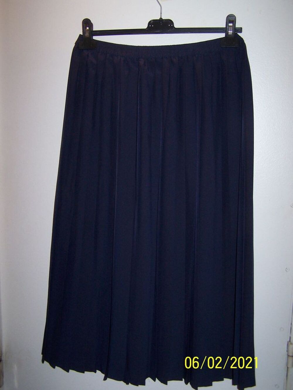 JUPE PLISSEE TAILLE 2 Vêtements