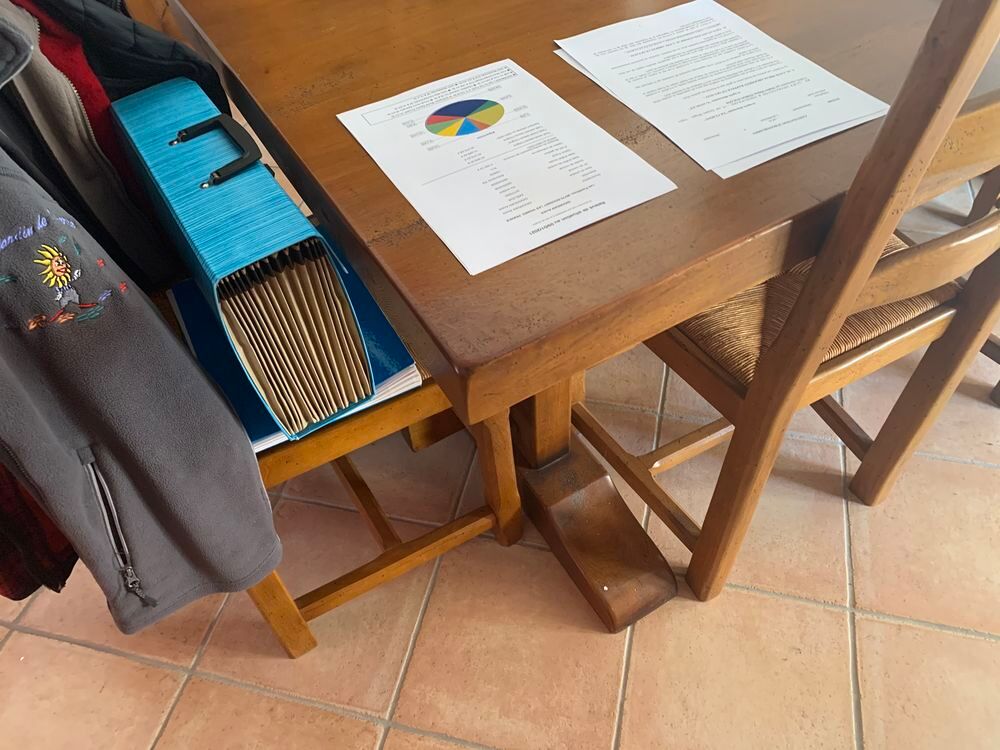 Particulier une table monast&egrave;re en ch&ecirc;ne massif &eacute;tuv&eacute;. Meubles