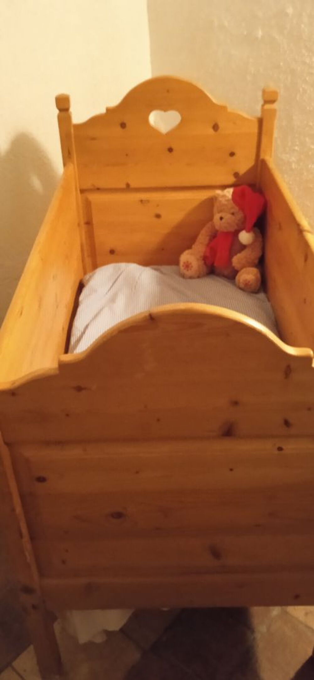 lit b&eacute;b&eacute; en pin fait par un artisan savoyard Meubles