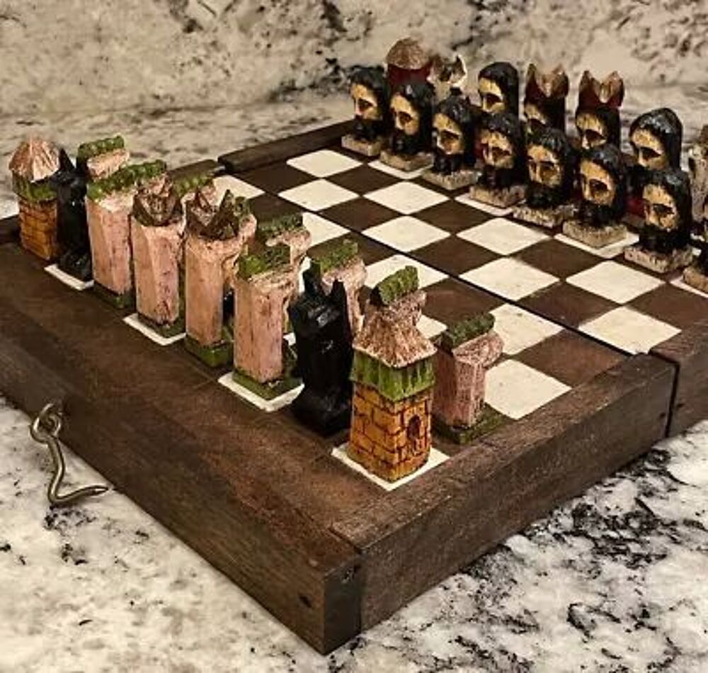 Jeu d'&eacute;checs sculpt&eacute; &agrave; la main en bois (ancienne ) Jeux / jouets