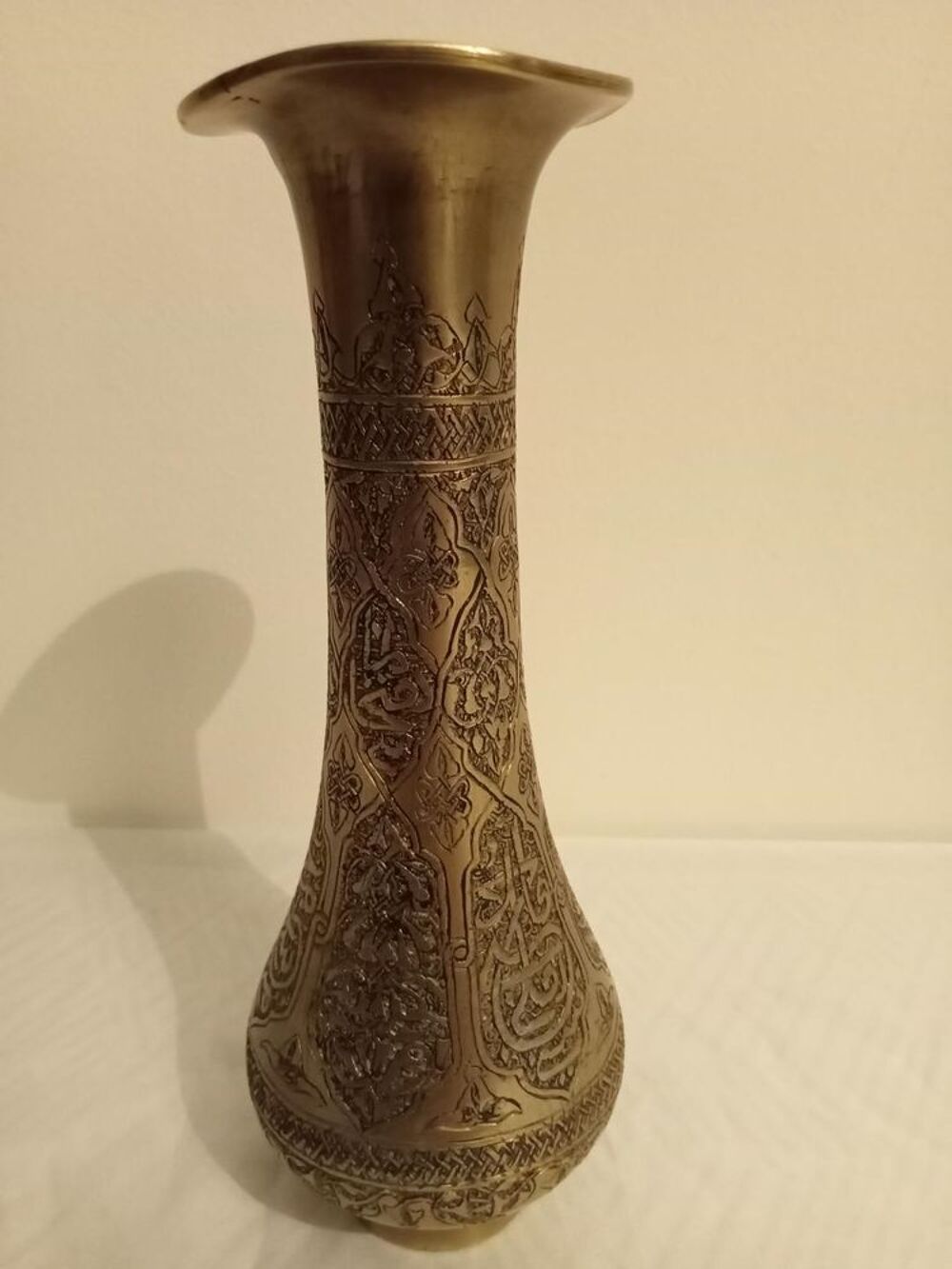 Vase ancien en laiton, mod&egrave;le arabe (syrien) Décoration