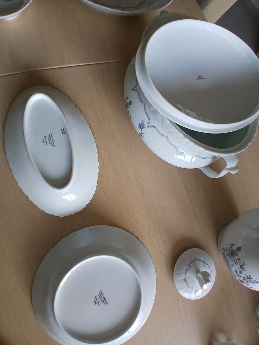 Service en porcelaine de Limoges pr&egrave;s de Thionville. Décoration