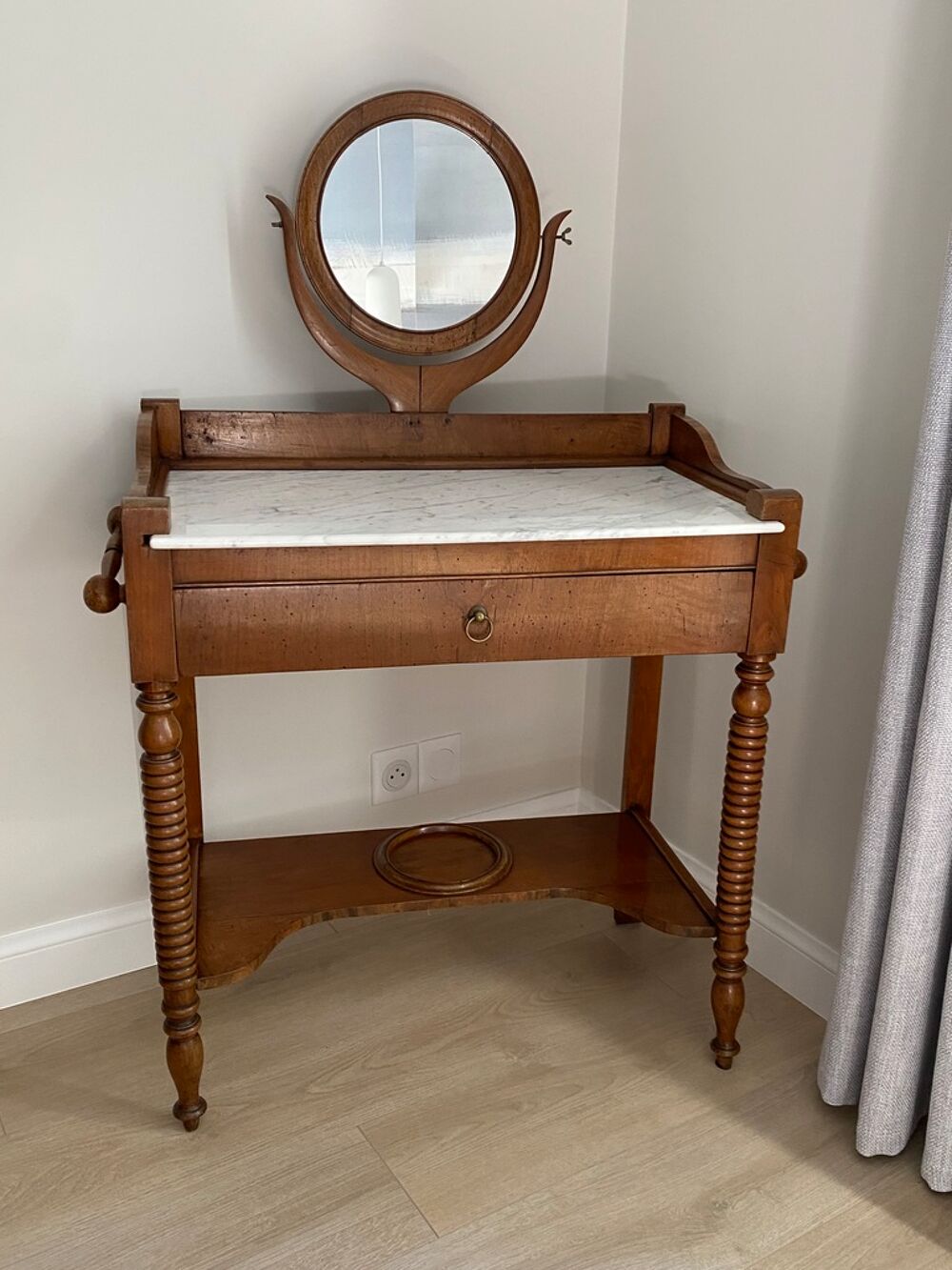 Table de toilette en noyer et marbre blanc Meubles