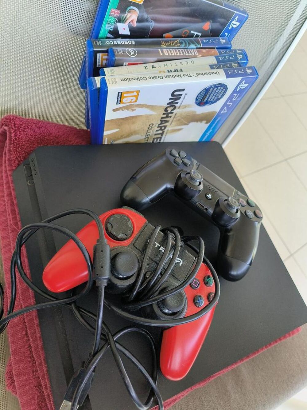 PS4 vendue avec 6 jeux un casque r&eacute;seau et 2 manettes Consoles et jeux vidos
