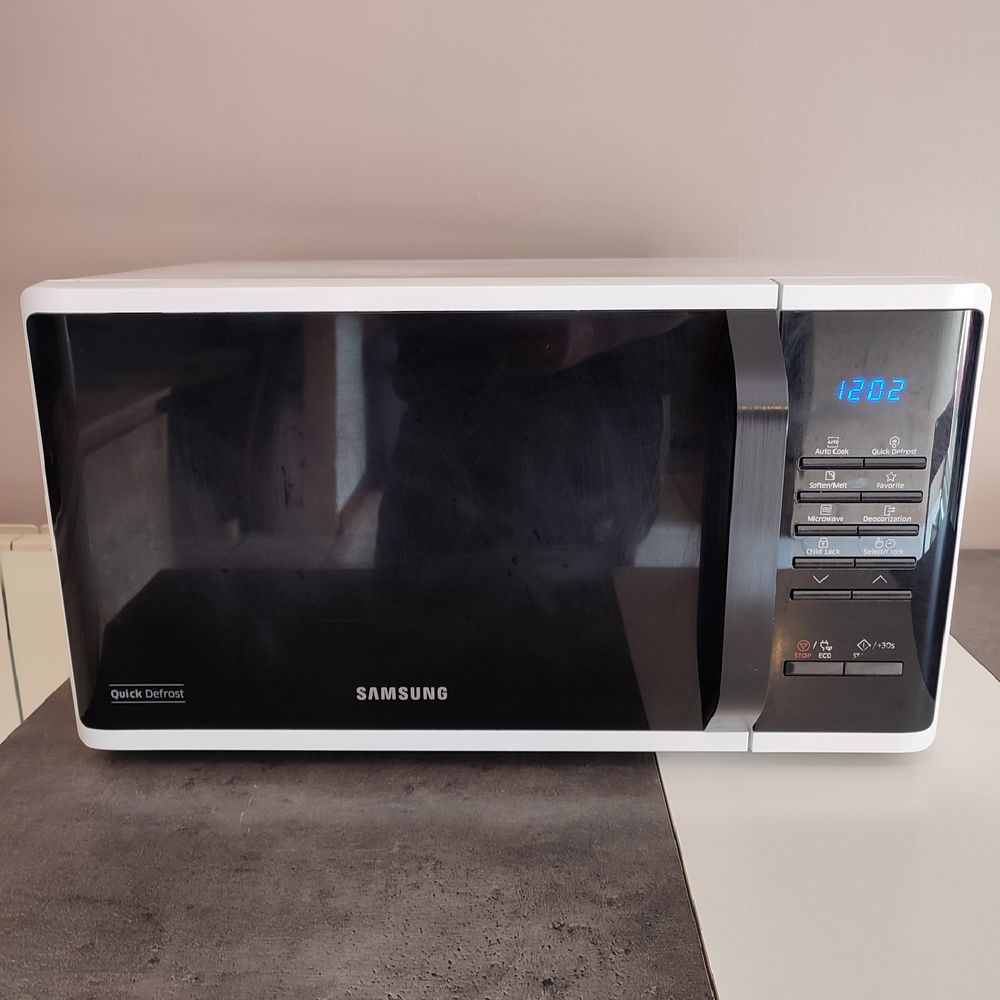 Four Micro-ondes Samsung 23litre 800Watt Electrom�nager