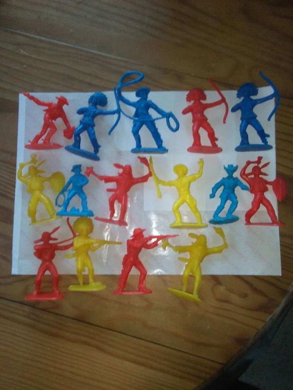 PETITS SOLDATS, COWBOYS, INDIENS, ROMAINS, SOLDATS DE CHATEA Jeux / jouets
