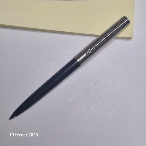 Stylo � bille, ancien,  Parker,  pointe moyenne , encre bleu 19 Saumur (49)