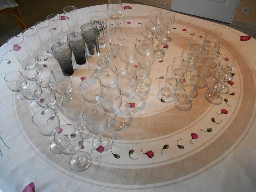 Lot de 56 Verres Diff&eacute;rents
Décoration