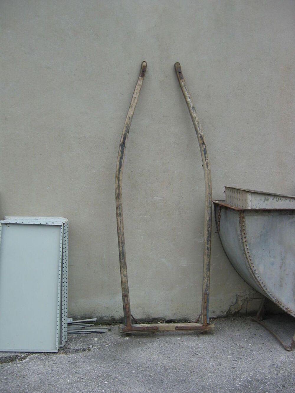   Ancienne limonière bois mulets ou ânes 
