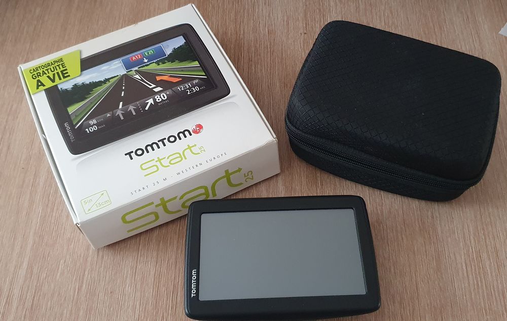 GPS TOM TOM SMART 25 AVEC HOUSSE OFFERTE Tlphones et tablettes