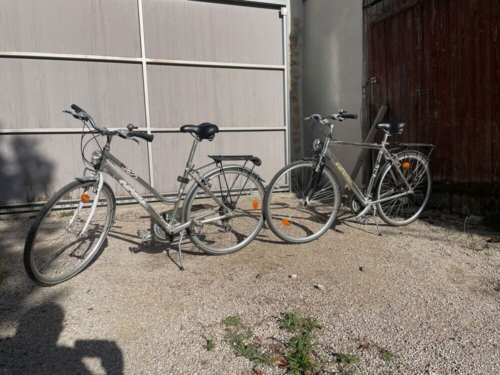 deux v&eacute;los VTC non &eacute;lectriques, mod&egrave;le H et F. Vélos