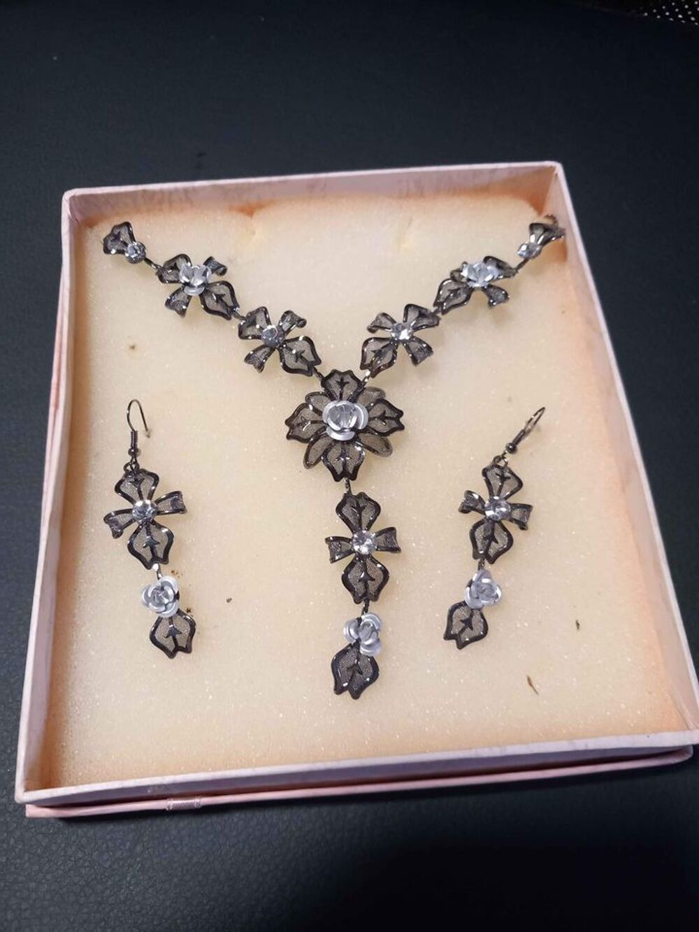 Ensemble original collier avec boucles d'oreilles Bijoux et montres