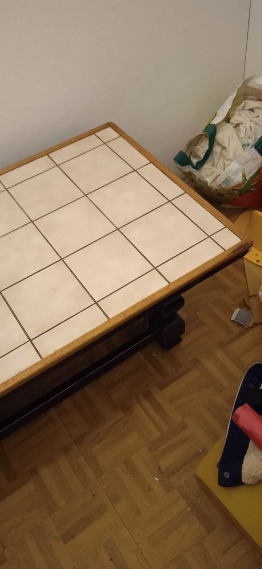 Table basse bois tr&egrave;s solide carrel&eacute;e sur le dessus dimensions longueur 110cm largeur 50cm hauteur 40cm &agrave; r&eacute;cup&eacute;rer sur place Meubles