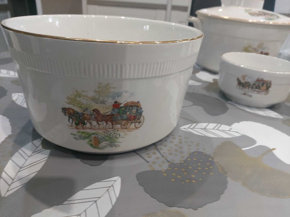 SERVICE DE VAISSELLE ANNEE 1970-1980 NEUF Décoration