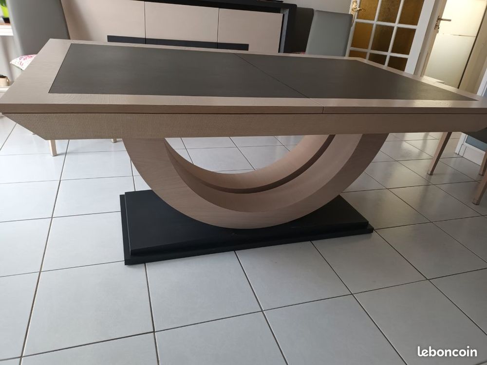 Table de salle dessus c&eacute;ramique et 6 chaises Meubles