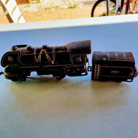 locomotive en m�tal tr�s ancienne m�canisme A clef 50 La Farl�de (83)