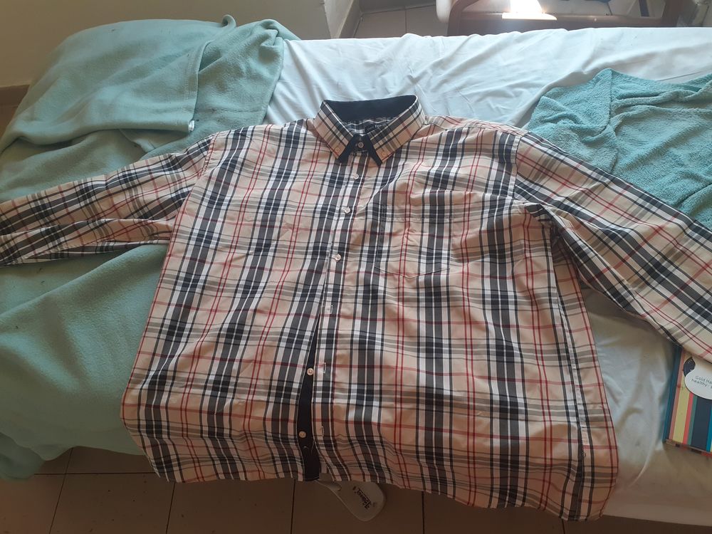 chemise 4xl quasi neuve Vtements