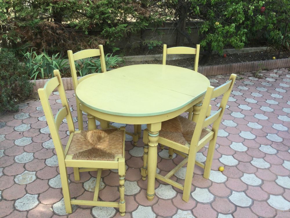TABLE OVALE AVEC 4 Chaises Meubles