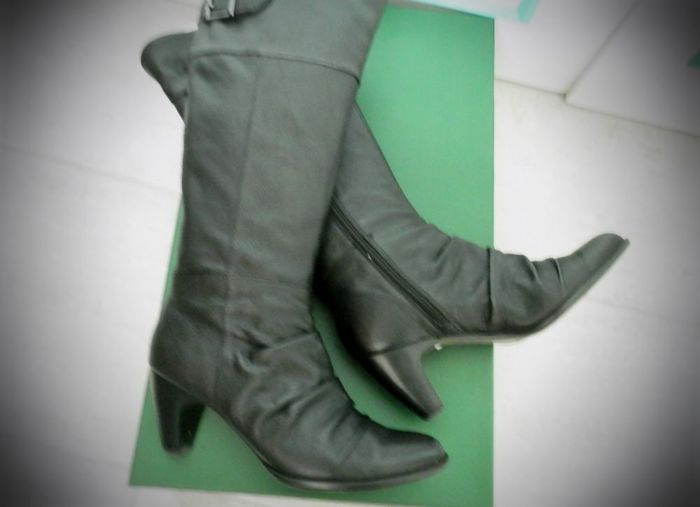 paires de botte femme taille 38 &eacute;tat neuf Chaussures