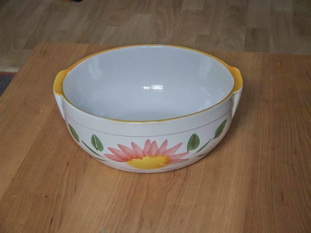 Grand saladier en terre cuite &eacute;maill&eacute;e. Blanc motif fleurs. Cuisine