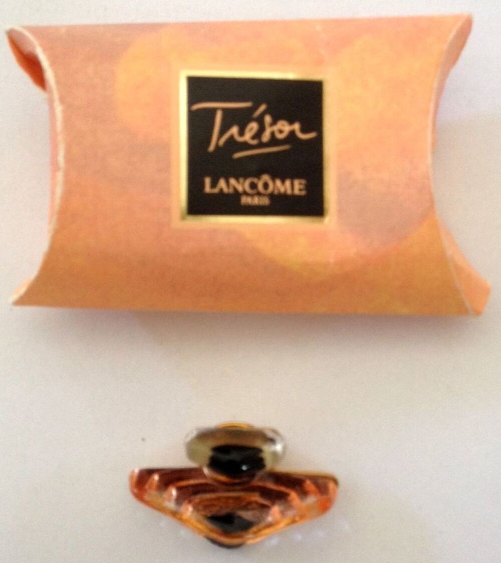 Rare pin's du Parfum "Tr&eacute;sor" de Lanc&ocirc;me
