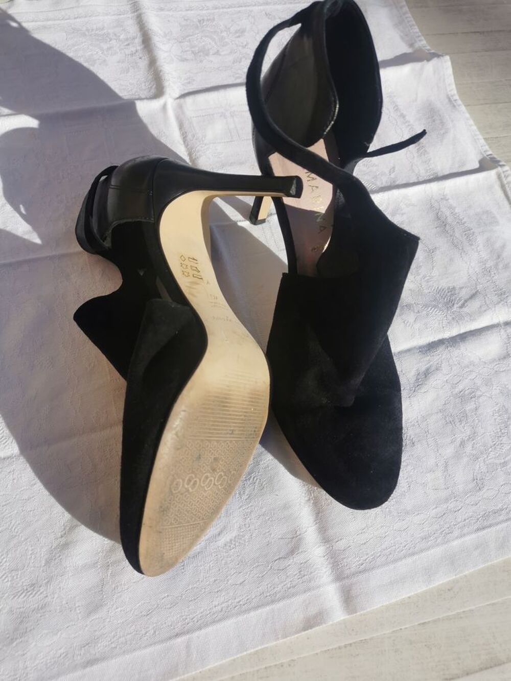 Chaussures noires &agrave; talon, CUIR ET DAIM
ETAT NEUF Taille 40 Chaussures