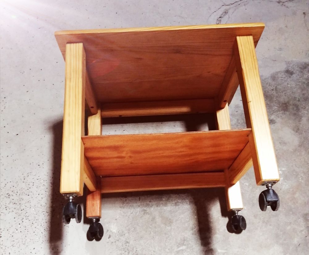 PETITE TABLE BASSE EN PIN Meubles