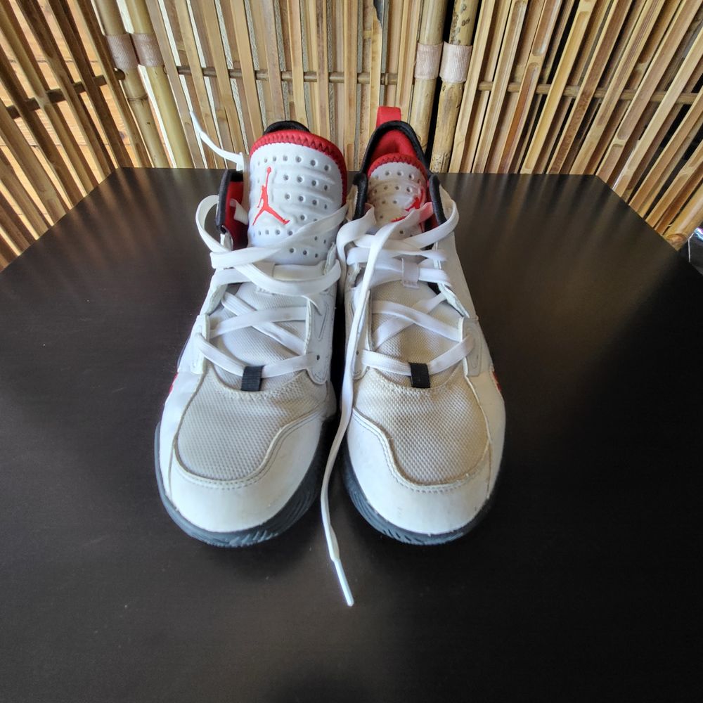 Baskets Nike Jordan Stay Loyal 2 T.39 blanches Tr&egrave;s bon &eacute;tat Chaussures