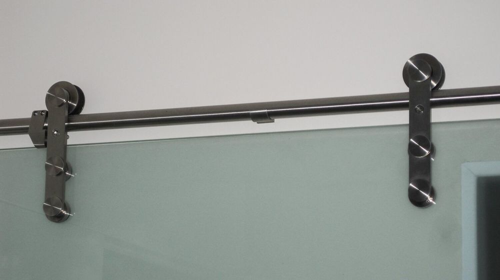 Porte coulissante en verre d&eacute;poli sur rail Bricolage