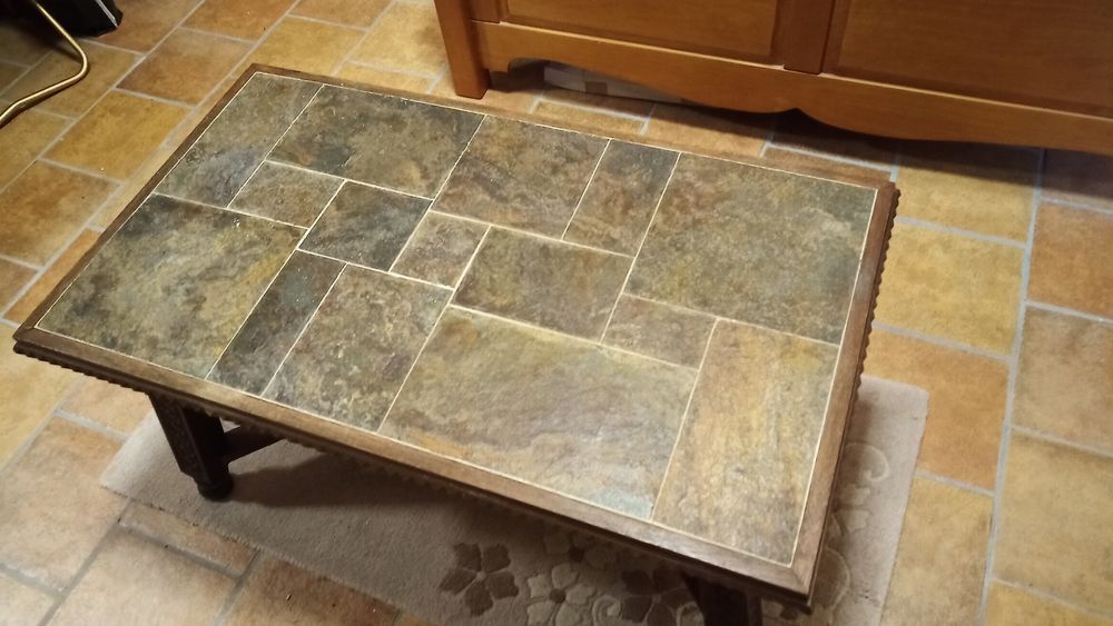Table basse en ch&ecirc;ne avec rev&ecirc;tement en pierre Meubles